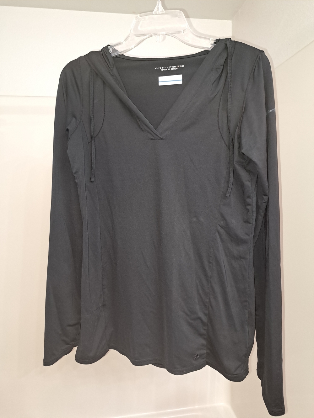 Columbia Black Long-Sleeve Hooded V-Neck Performance Top